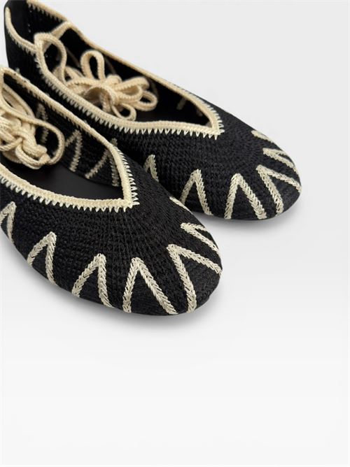 Scarpe da donna ballerine nere con lacci alla schiava e dettagli ricamati MORMORA | F2554826WEAVEBLACK